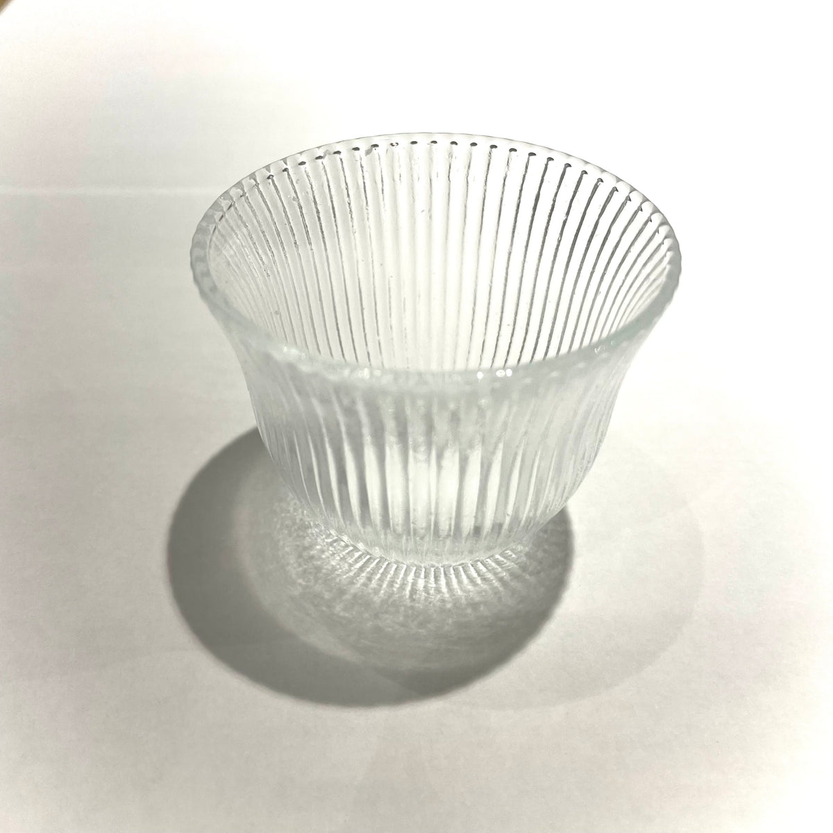 Gestreifte Teetasse aus Glas (geriffelte Struktur)