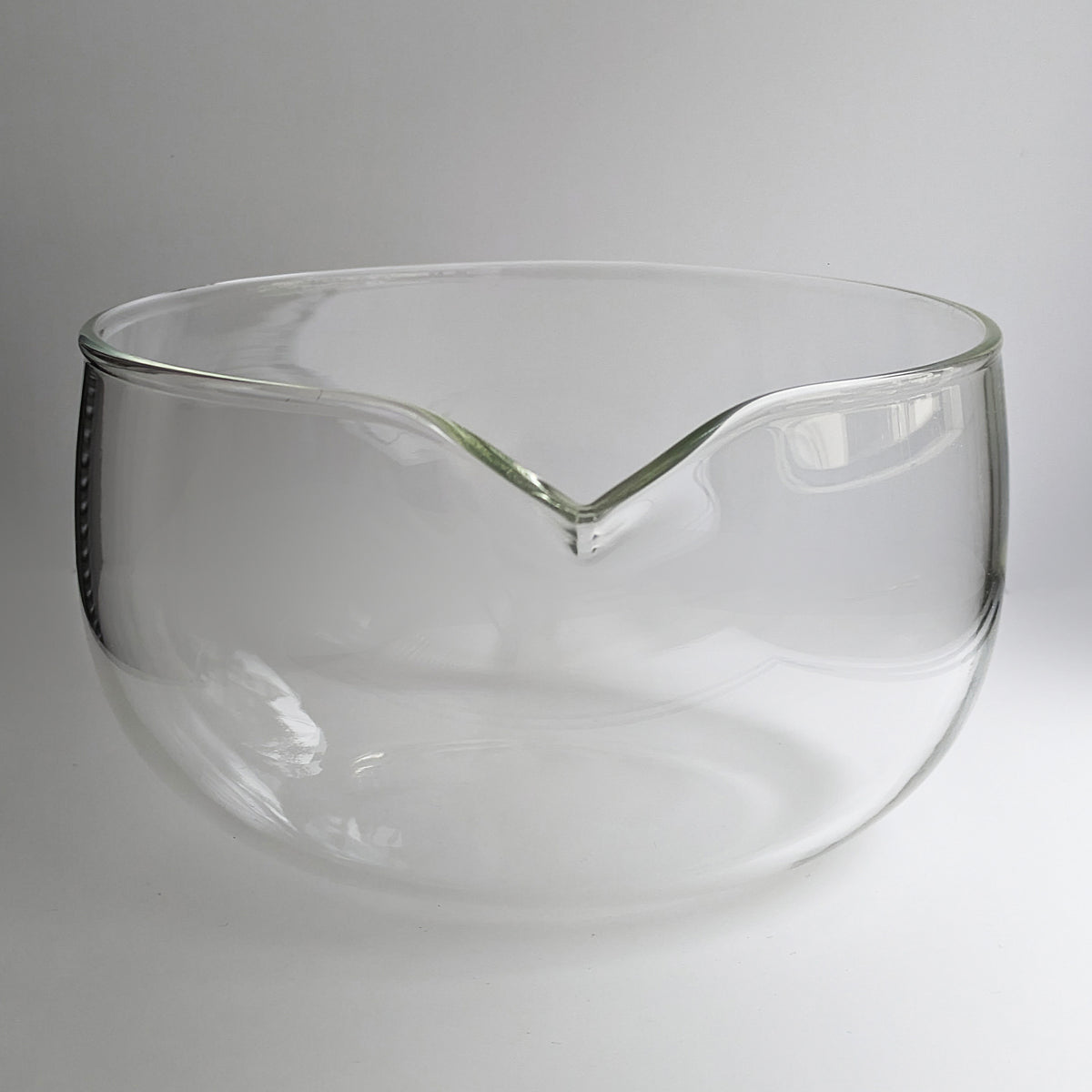 Glasschale mit Ausguss