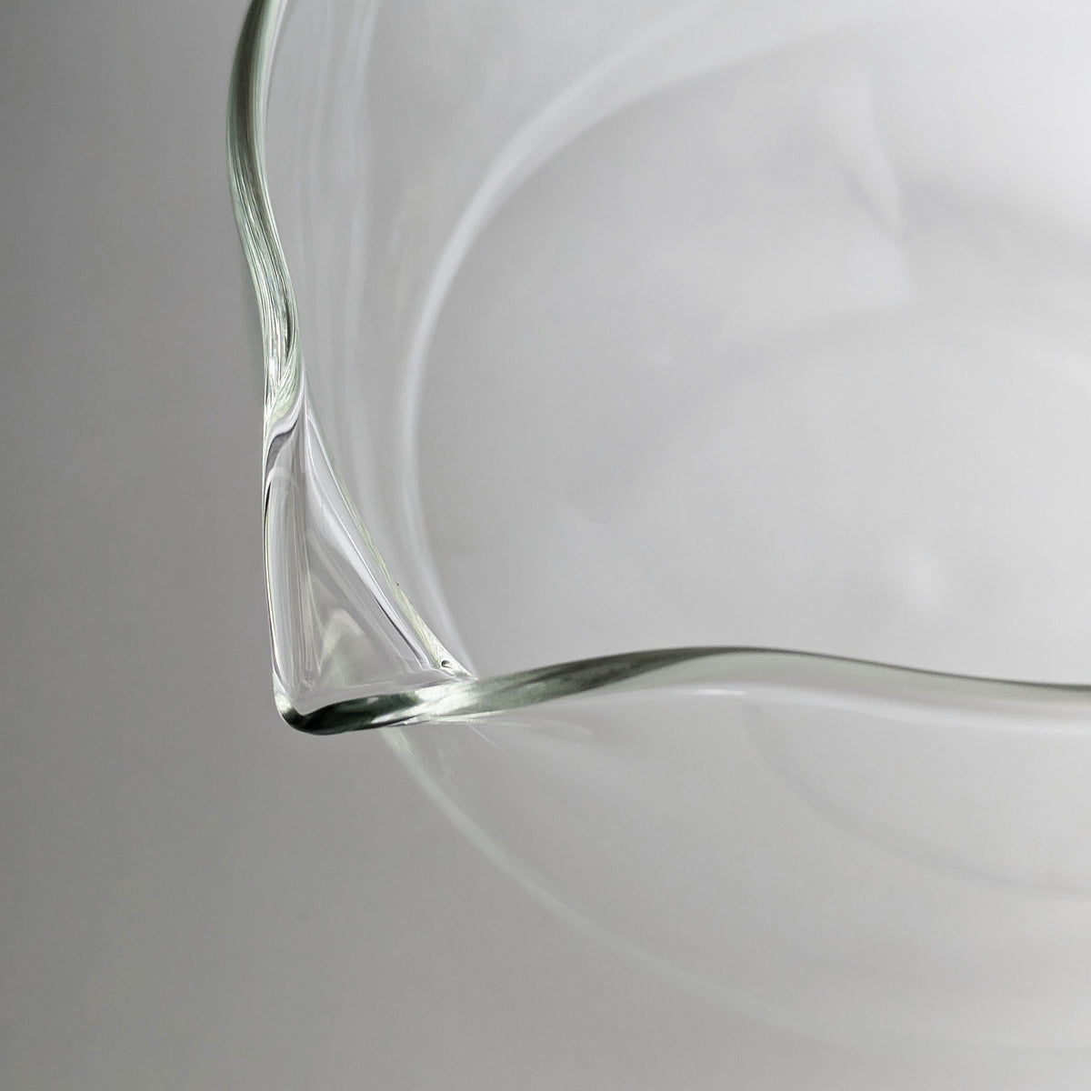 Glasschale mit Ausguss