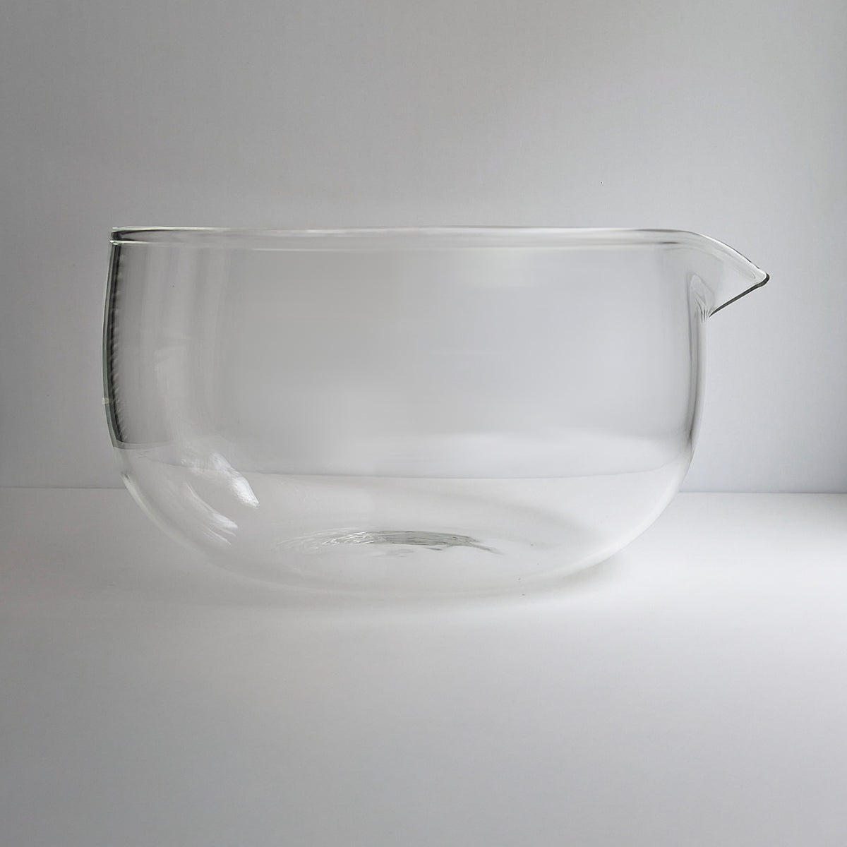 Glasschale mit Ausguss